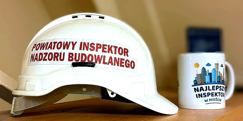 Zdjęcie ilustracyjne przedstawiające kask inspektora nadzoru budowlanego